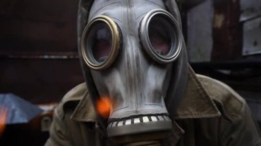 Güneş ormanı gaz maskesine karşı koruyucu maske takan hiç kimse yok.