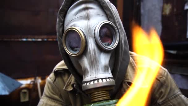 Güneş Ormanı Gaz Maskesine Karşı Koruyucu Maske Takan Hiç Kimse — Stok video