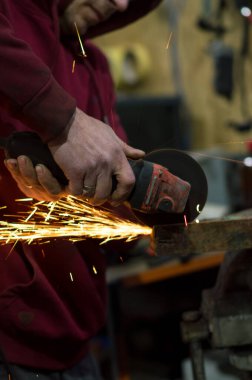 Bir otomobil motor kaynak işçiliğini öğütücü ve yeni parçaların montajı ile tamir ve ayarlama