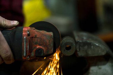 Bir otomobil motor kaynak işçiliğini öğütücü ve yeni parçaların montajı ile tamir ve ayarlama