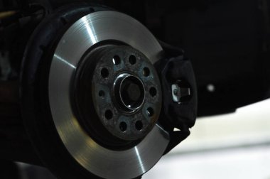 Fren sisteminde asansör tamiri yapan eski gri bir araba.