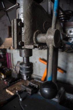 Eski torna parçaları döndüren süreci izler