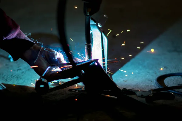 Soldador Oscuridad Realiza Trabajos Soldadura Metal Con Una Máquina Soldadura — Foto de Stock