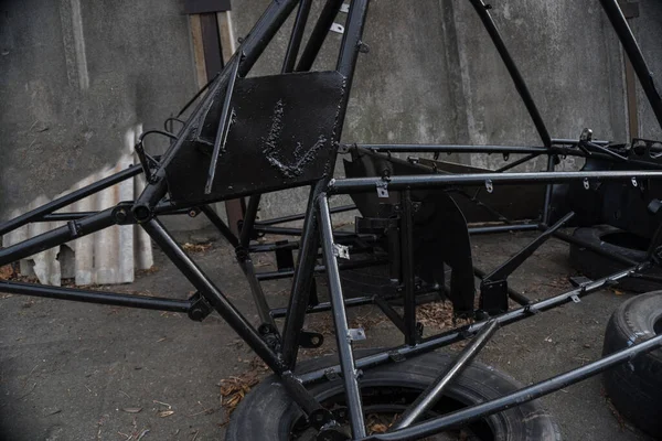 Starý Černý Namalovaný Motorsport Buggy Rám Pod Restaurování — Stock fotografie