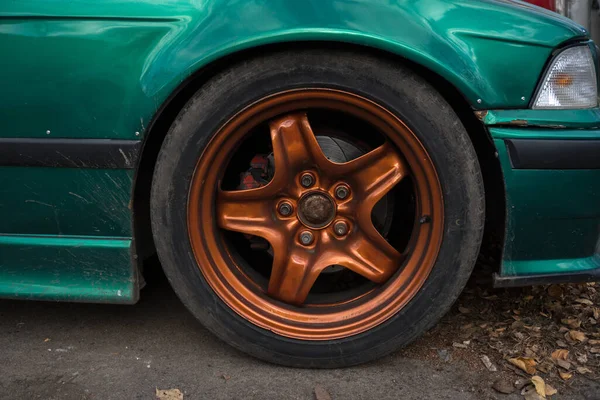 Getunede Groene Auto Metalen Verbrande Oranje Velgen Vuil Herfst — Stockfoto