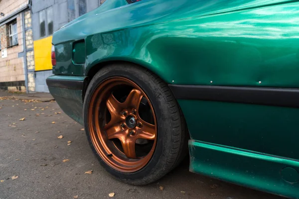 Тюнинг Зеленый Автомобиль Металлические Горелые Оранжевые Диски Грязные Осенью — стоковое фото
