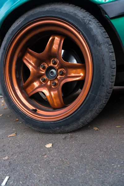 Tuned Green Car Metallic Burnt Orange Rims Dirty Autumn — Stock Photo, Image
