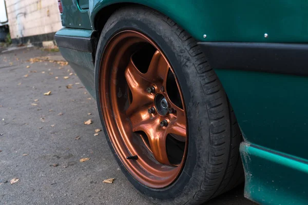 Trimmad Grön Bil Metalliskt Brända Orange Fälgar Smutsiga Hösten — Stockfoto