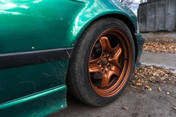 Getuntes Grünes Auto Auf Metallisch Verbrannten Orangen Felgen Herbst Verschmutzt — Stockfoto