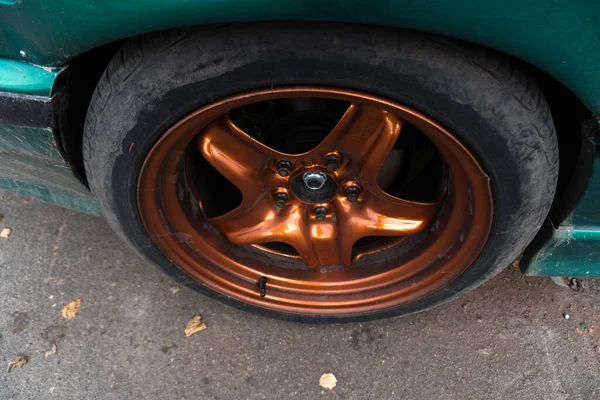 Tuned Green Car Metallic Burned Orange Rims Dirty Fall — Stok Foto