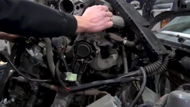 Motor tamiri, akort için gri eski bir arabadan çıkarılıyor