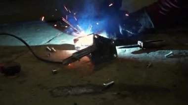 Kaynakçı, özel arabalar için metal yapıların kaynak işlerini yapıyor.