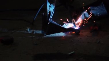 Kaynakçı, özel arabalar için metal yapıların kaynak işlerini yapıyor.