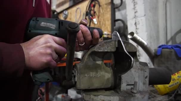 Cerrajero Realiza Perforación Metal Haciendo Piezas Personalizadas Para Coche — Vídeos de Stock