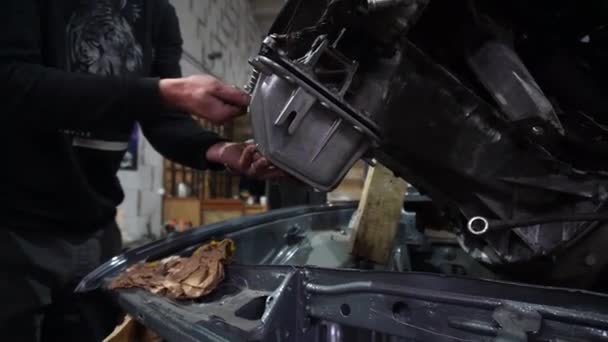 从一辆灰色的旧车上拆卸发动机以进行调音 — 图库视频影像