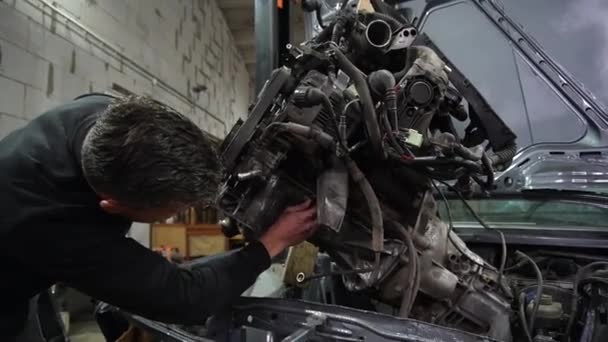 Motor Reparatie Verwijderen Uit Een Grijze Oude Auto Voor Tuning — Stockvideo