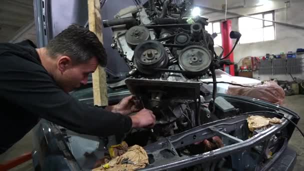 Motor Reparation Bort Från Grå Gammal Bil För Inställning — Stockvideo
