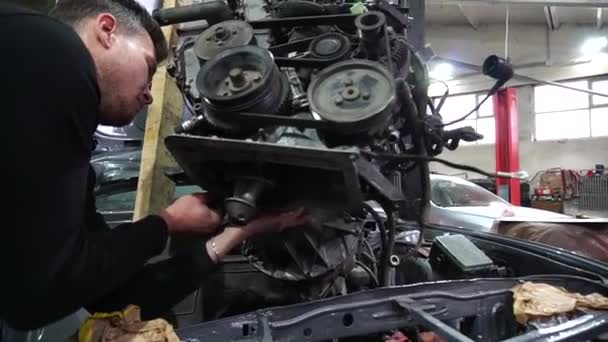 Reparación Del Motor Eliminación Coche Viejo Gris Para Sintonizar — Vídeos de Stock
