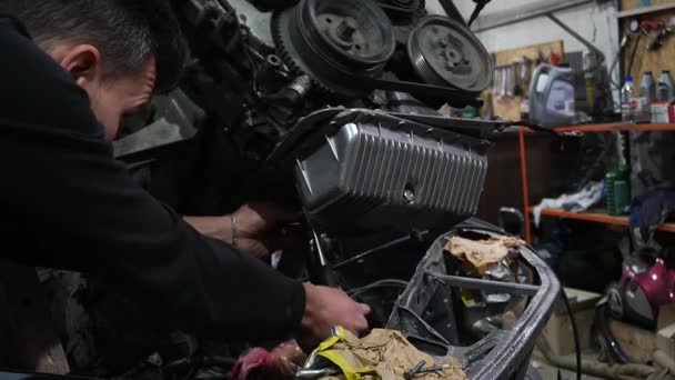 从一辆灰色的旧车上拆卸发动机以进行调音 — 图库视频影像