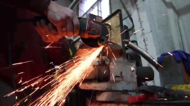 Corte Metal Fabricación Piezas Personalizadas Para Instalación Motor Coche — Vídeos de Stock