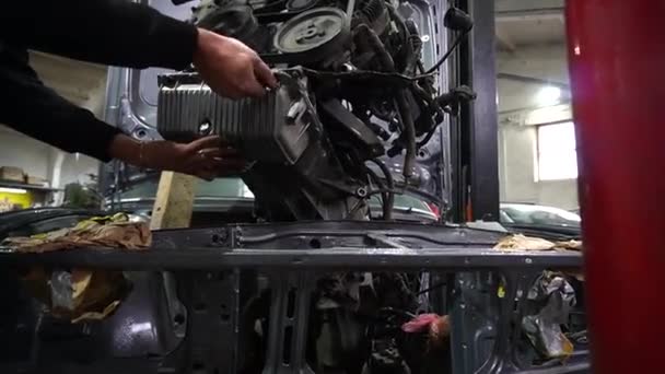 Reparação Motor Removendo Carro Velho Cinza Para Sintonizar — Vídeo de Stock