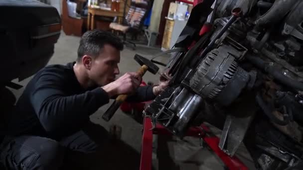 Mechanik Demontuje Stary Brudny Silnik Samochodowy Czerwonej Windzie Celu Naprawy — Wideo stockowe