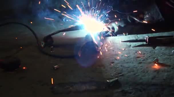 Svářeč Provádí Svařovací Práce Kovových Konstrukcí Pro Vlastní Automobily — Stock video