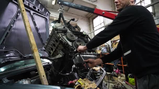 Motor Reparatie Verwijderen Uit Een Grijze Oude Auto Voor Tuning — Stockvideo