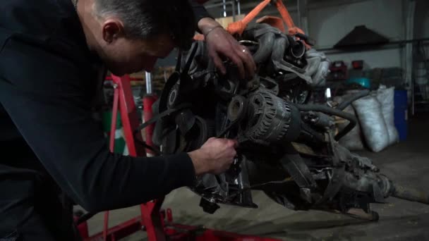 机械师在红色电梯上拆卸旧的脏汽车发动机进行修理和调音 — 图库视频影像
