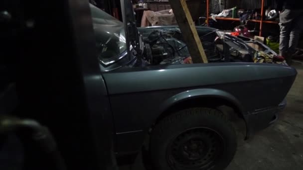 Egy Régi Szürke Autó Felújítás Alatt Egy Dobozban Lift — Stock videók