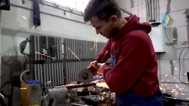  Metal kesme ve bir araba motoru kurmak için özel parçalar yapma