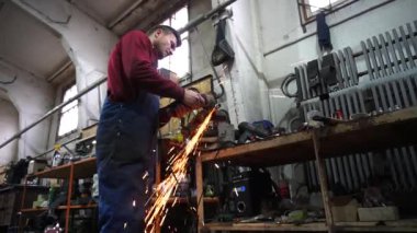  Metal kesme ve bir araba motoru kurmak için özel parçalar yapma