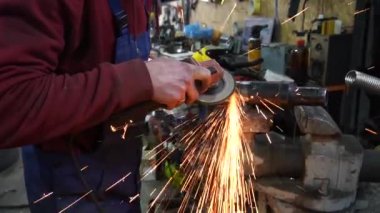  Metal kesme ve bir araba motoru kurmak için özel parçalar yapma