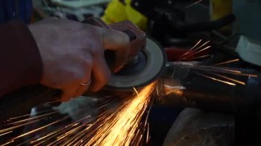  Metal kesme ve bir araba motoru kurmak için özel parçalar yapma