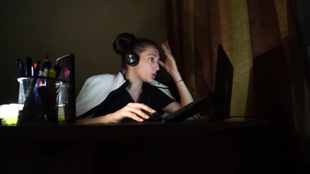 Trabajo Línea Casa Oscuridad Sin Luz Portátil Con Auriculares — Vídeos de Stock