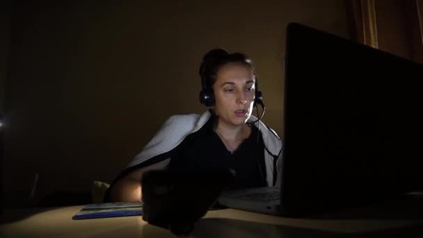 Evde Karanlıkta Işık Olmadan Kulaklıkla Bilgisayar Başında Çalışmak — Stok video