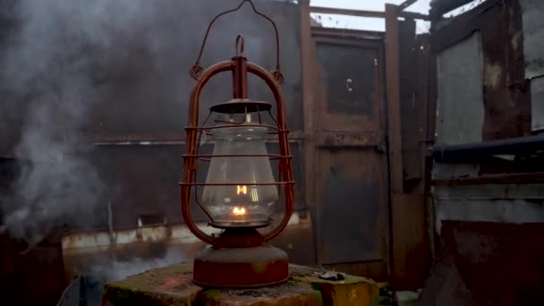 Una Vecchia Lampada Rossa Cherosene Brilla Uno Sfondo Fumo Gira — Video Stock