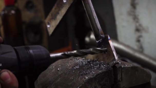 Een Slotenmaker Voert Metalen Boren Het Maken Van Aangepaste Onderdelen — Stockvideo