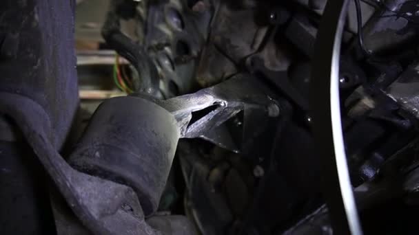 Seorang Mekanik Membongkar Sebuah Mesin Mobil Tua Yang Kotor Pada — Stok Video