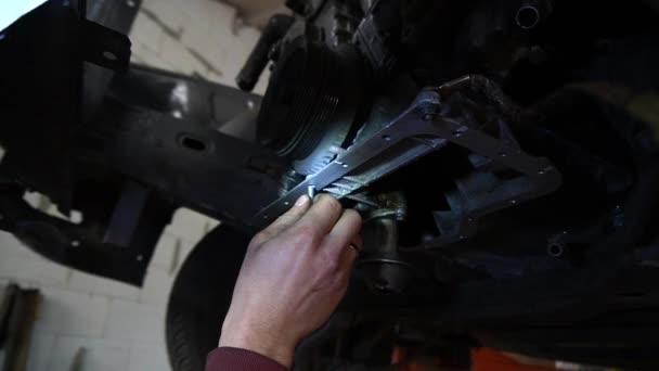 Mecánico Desmonta Viejo Motor Coche Sucio Ascensor Rojo Para Reparación — Vídeo de stock