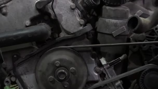 타이어를 수리하고 튜닝하기 자동차 엔진을 분해하는 정비사 — 비디오