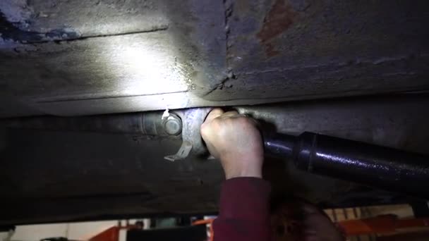 Gelenkwelle Ein Mechaniker Demontiert Einen Alten Schmutzigen Automotor Auf Einer — Stockvideo