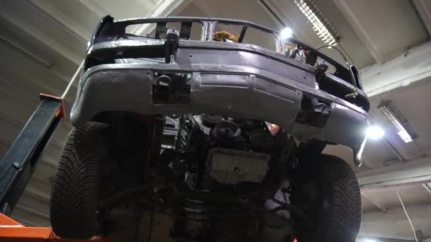 Mecánico Desmonta Viejo Motor Coche Sucio Ascensor Rojo Para Reparación — Vídeo de stock