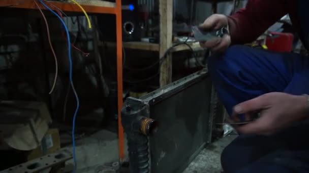 Mecánico Desmonta Viejo Motor Coche Sucio Ascensor Rojo Para Reparación — Vídeos de Stock