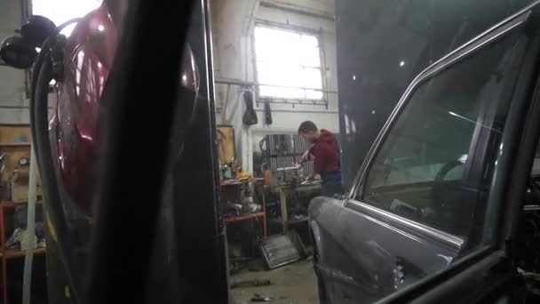 Metal Kesme Bir Araba Motoru Kurmak Için Özel Parçalar Yapma — Stok video