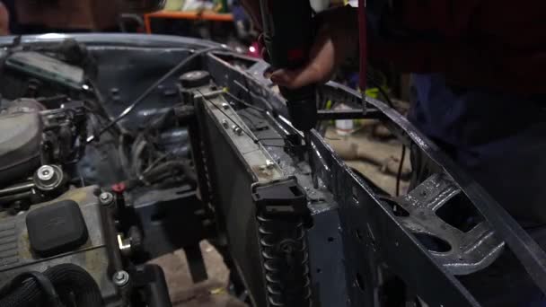 Механічні Розбирання Старий Брудний Автомобільний Двигун Червоному Ліфті Ремонту Налаштування — стокове відео
