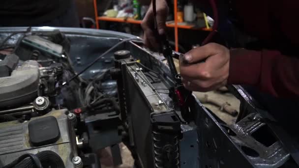Mecánico Desmonta Viejo Motor Coche Sucio Ascensor Rojo Para Reparación — Vídeos de Stock