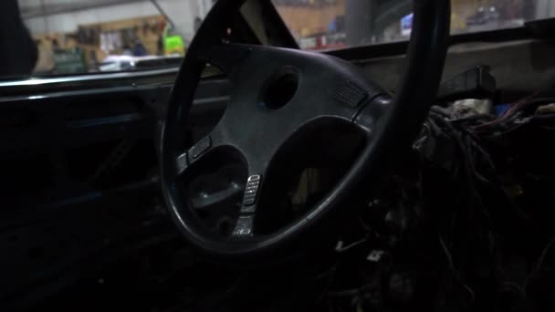Een Monteur Demonteert Een Oude Smerige Automotor Een Rode Lift — Stockvideo