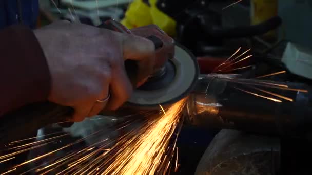 Taglio Del Metallo Produzione Parti Personalizzate Installazione Motore Auto — Video Stock