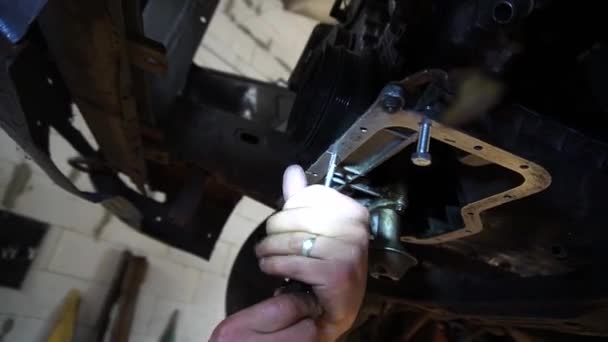 Cerrajero Realiza Perforación Metal Haciendo Piezas Personalizadas Para Coche — Vídeos de Stock